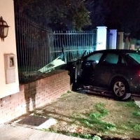 Un coche colisiona contra una vivienda en Las Vaguadas (Badajoz)