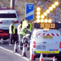 Retenciones por un coche ardiendo en la autovía A-5