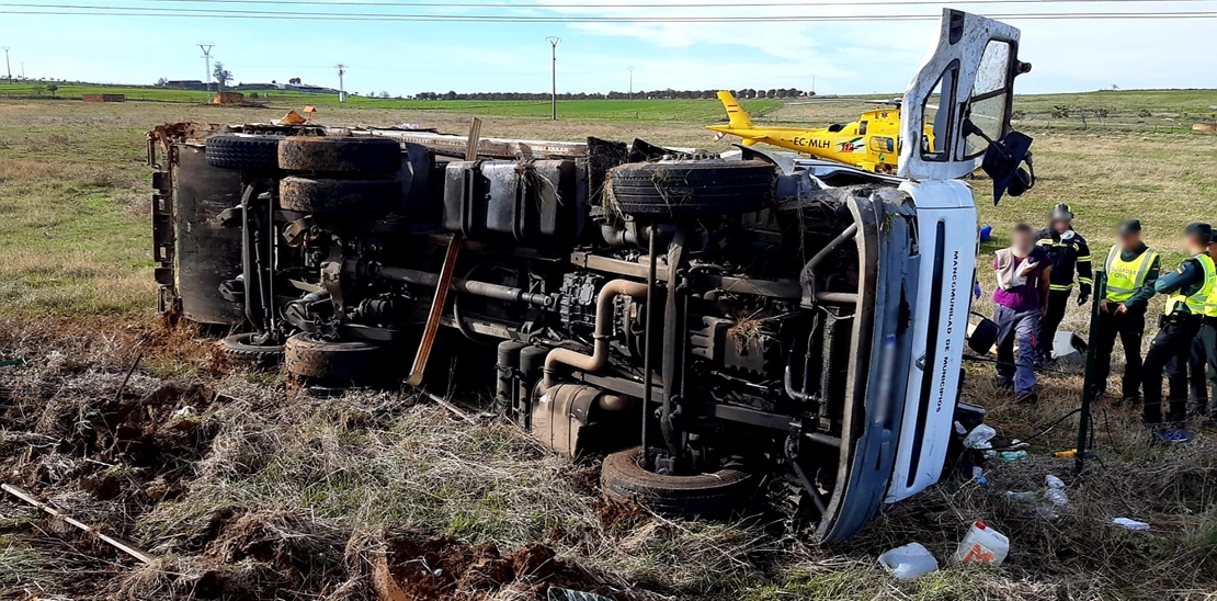 Tres heridos al volcar un camión en la EX-104