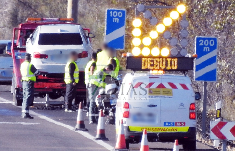 Retenciones por un coche ardiendo en la autovía A-5