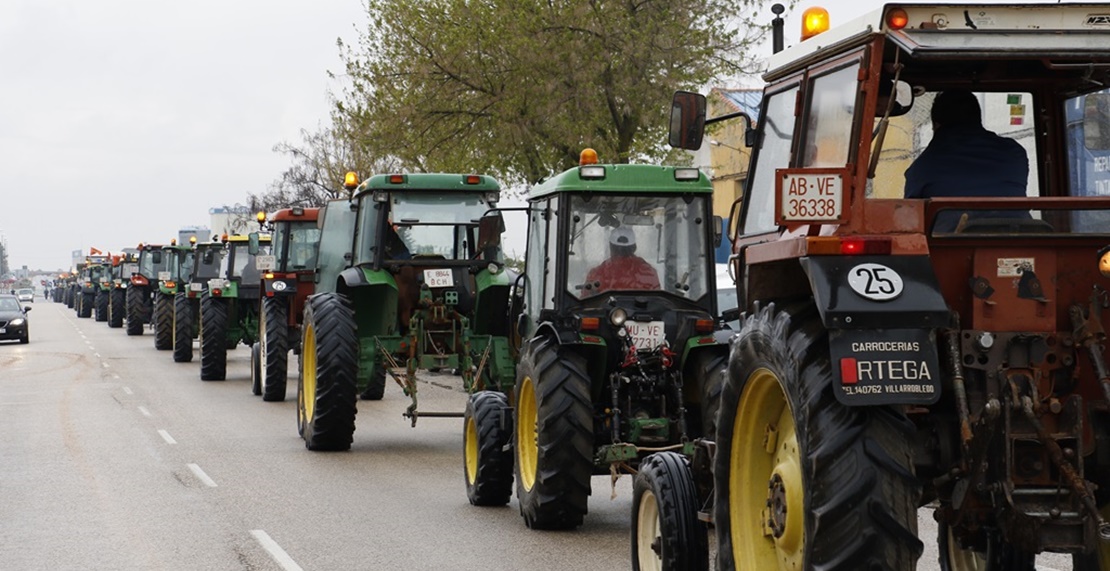 Convocan una tractorada ante Agroexpo para denunciar las políticas agrarias de la Junta