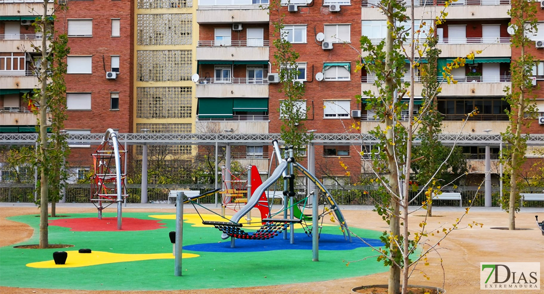 Quejas de los vecinos por el retraso en las obras de la Plaza de Santa Marta (Badajoz)