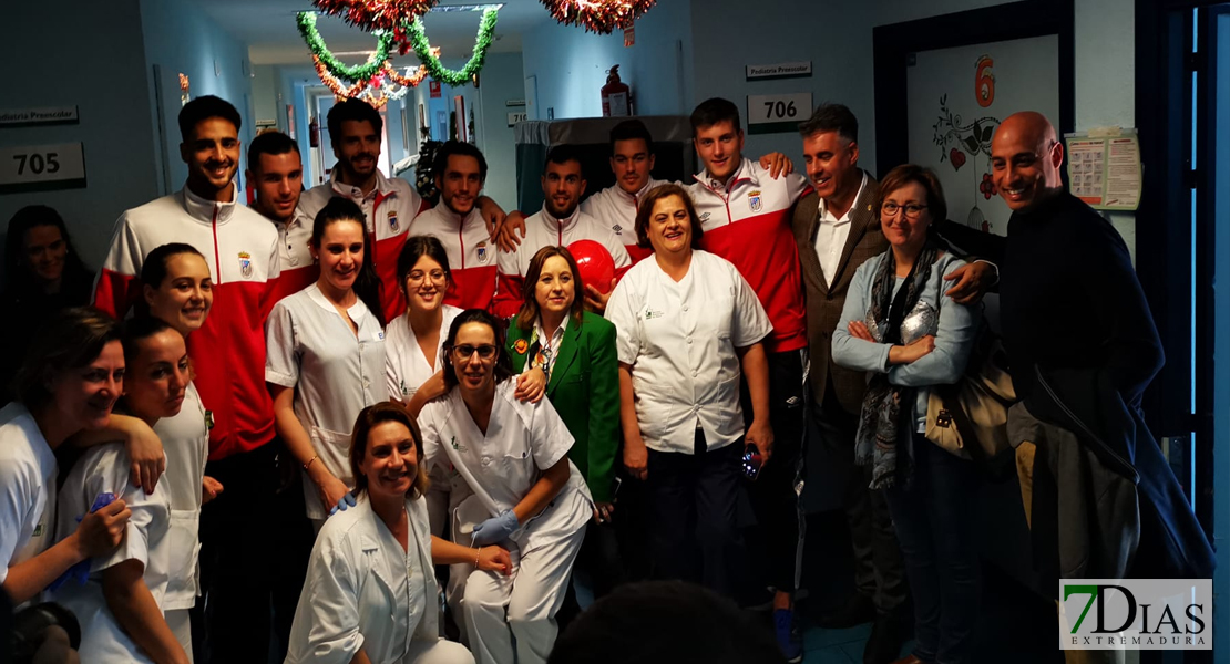 GALERÍA: El CD Badajoz visita a los más pequeños del hospital Materno por Navidad