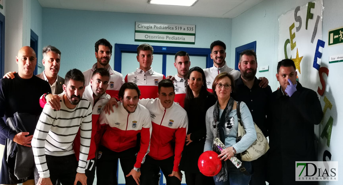 GALERÍA: El CD Badajoz visita a los más pequeños del hospital Materno por Navidad