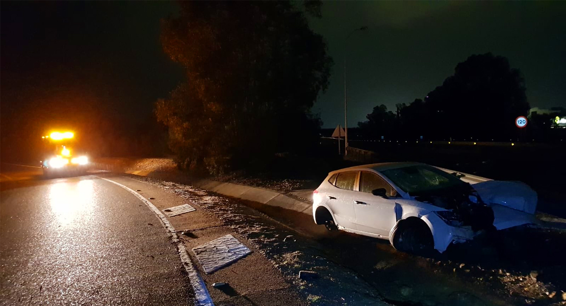 Salida de vía en la A-5 junto al Centro Comercial El Faro