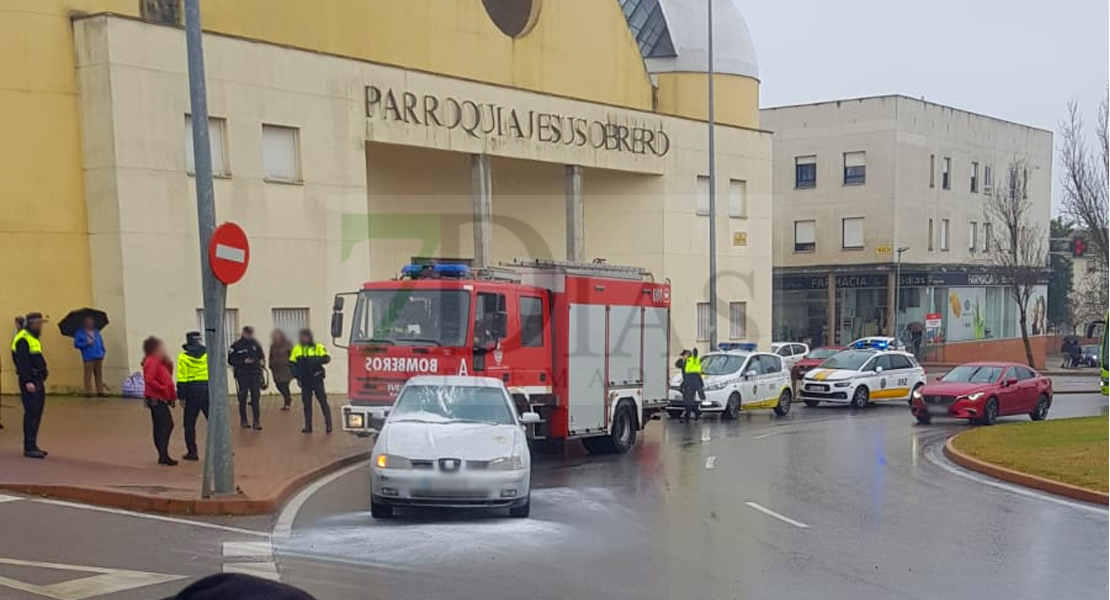 Los Bomberos sofocan un vehículo en llamas en Badajoz