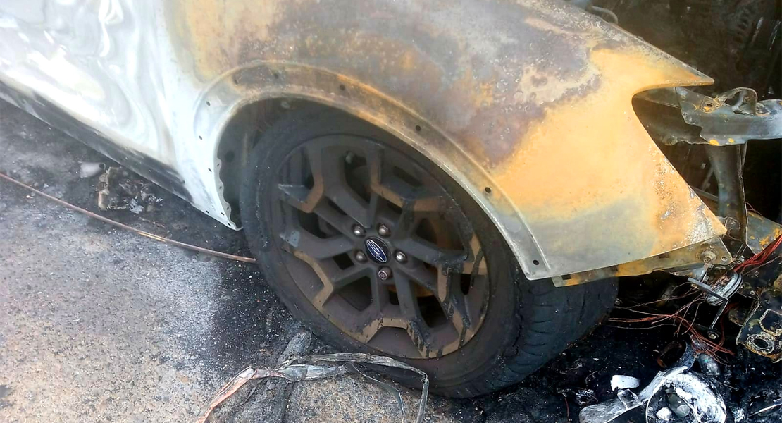 GALERÍA - Así ha quedado el coche calcinado en San Roque (Badajoz)
