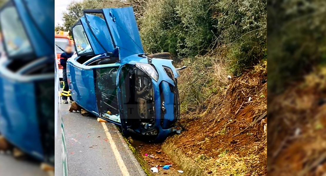 Un coche acaba en la cuneta con una joven atrapada en la BA-160