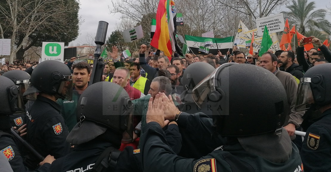 Momentos de tensión entre agricultores y antidisturbios en Agroexpo