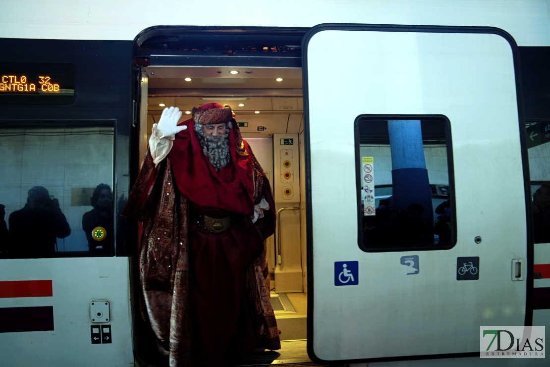 Imágenes que deja la Cabalgata de Los Reyes Magos a su paso por Badajoz