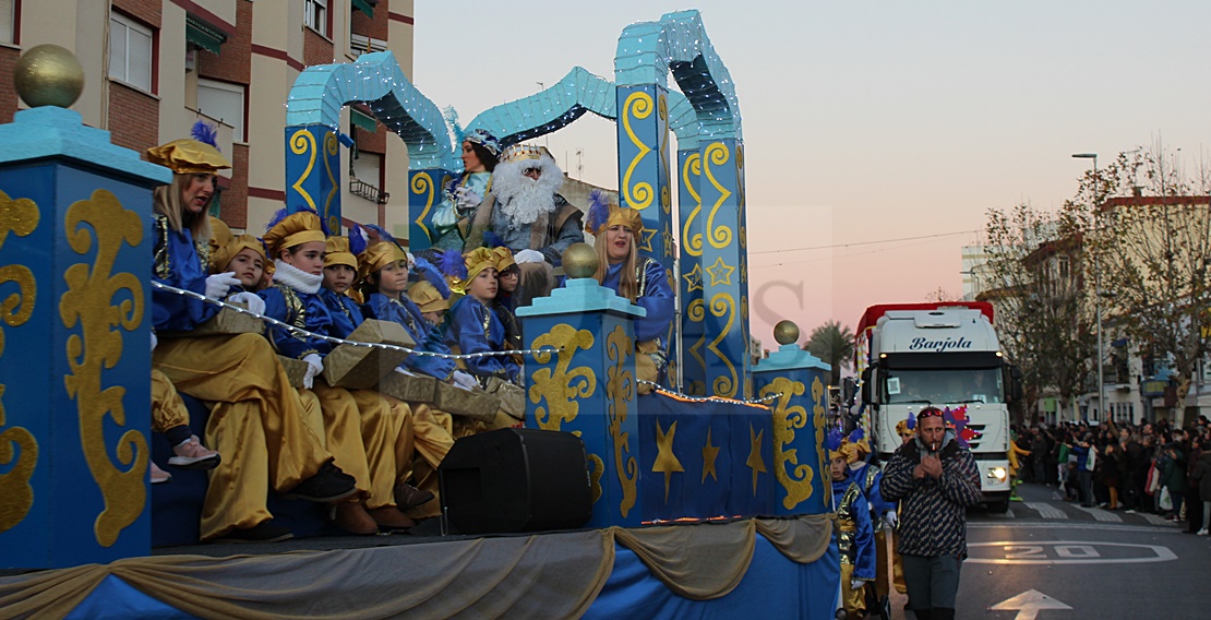 Los niños emeritenses muestran su ilusión a los Reyes en la tarde más mágica del año