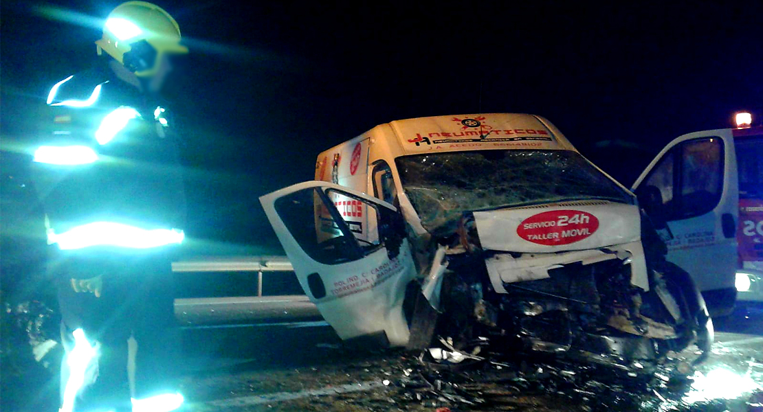 Los Bomberos salvan la vida a una persona en un accidente con varios heridos en la N-432