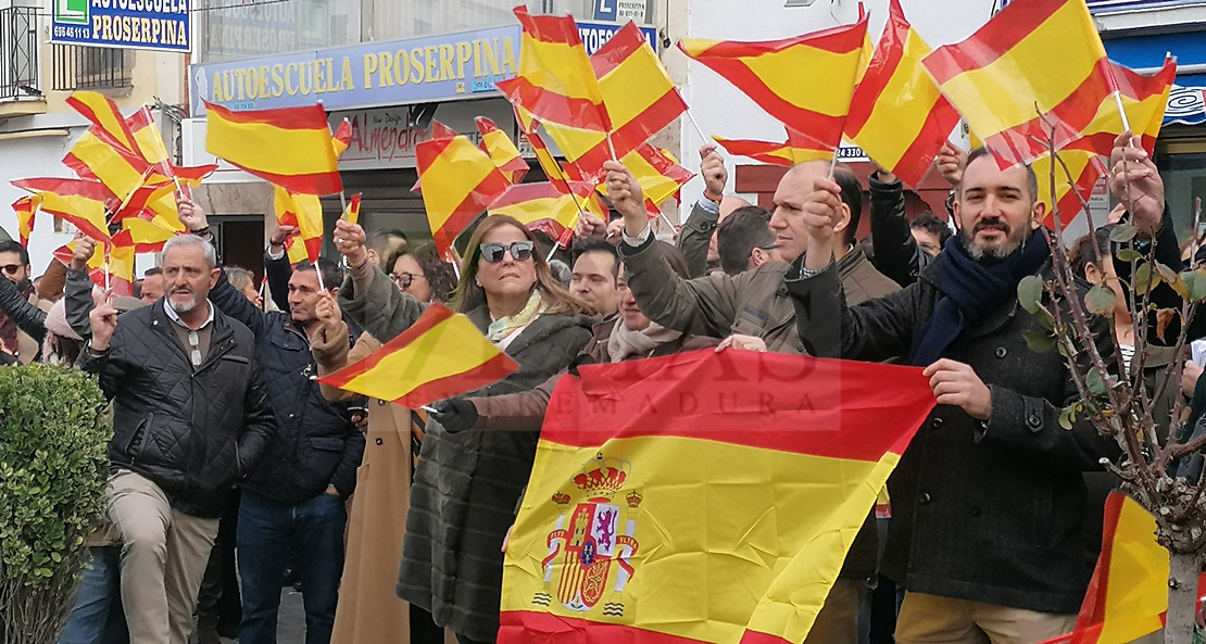 Miembros del PP extremeño se manifiestan contra la investidura de Sánchez