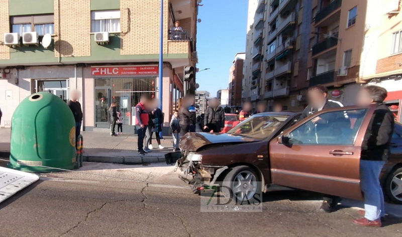 Se empotra contra un contenedor en la autopista