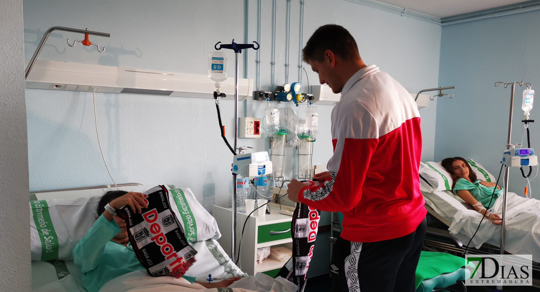 GALERÍA: El CD Badajoz visita a los más pequeños del hospital Materno por Navidad