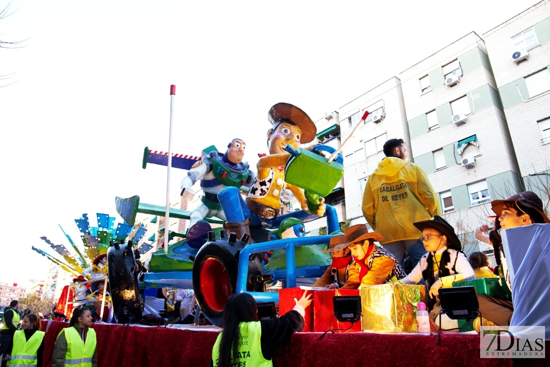 La Cabalgata de Los Reyes Magos deja ilusión y felicidades en Badajoz