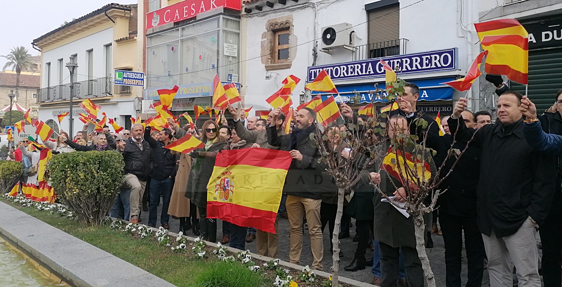 Miembros del PP extremeño se manifiestan contra la investidura de Sánchez