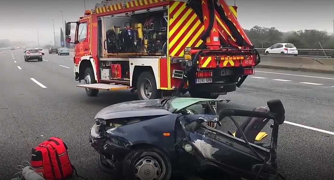 Dos jóvenes grave tras chocar y partir su coche en dos contra un pilar en Madrid