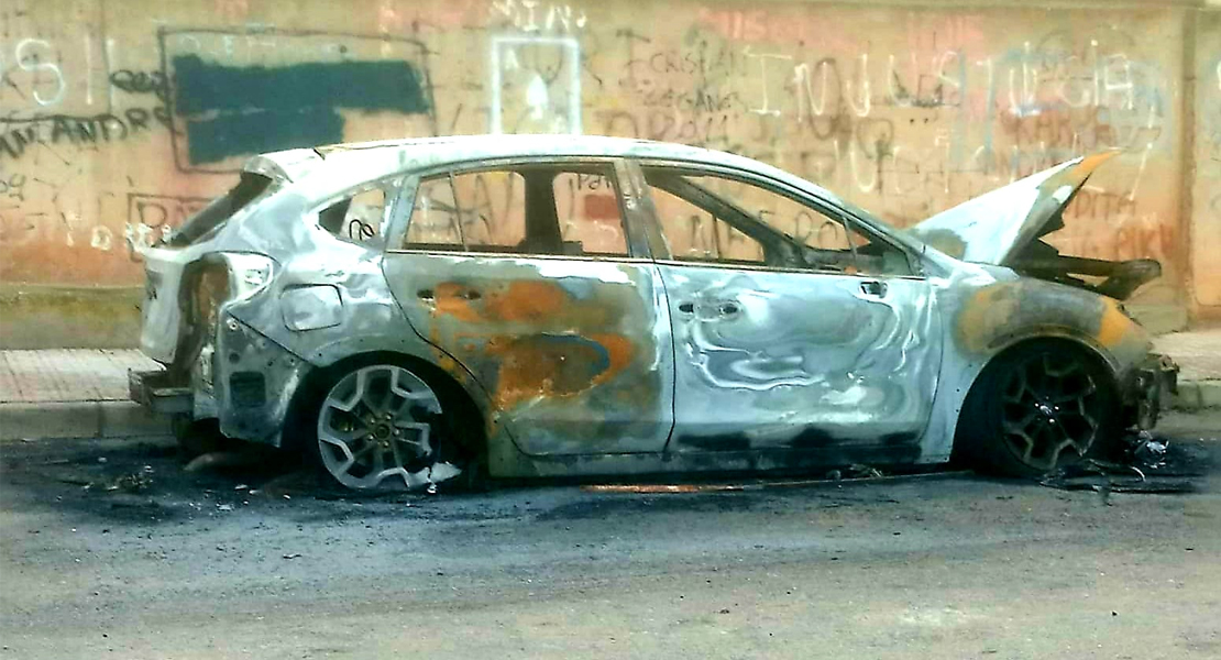 GALERÍA - Así ha quedado el coche calcinado en San Roque (Badajoz)