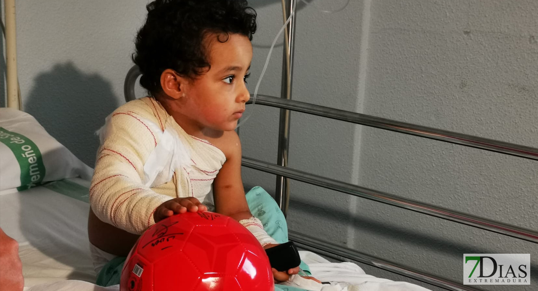 GALERÍA: El CD Badajoz visita a los más pequeños del hospital Materno por Navidad