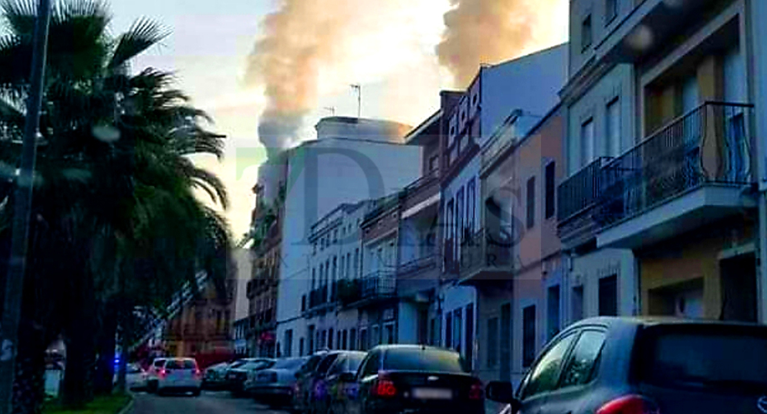 Dos personas son trasladadas hasta el hospital tras un incendio de vivienda en Don Benito