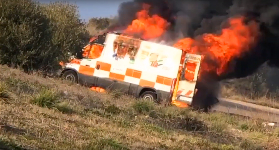 Sale ardiendo una ambulancia de Tenorio que cubría un servicio entre Madrid y Extremadura