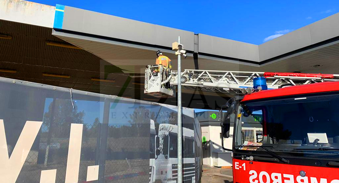 Los Bomberos actúan ante numerosos destrozos causados por el viento en Badajoz