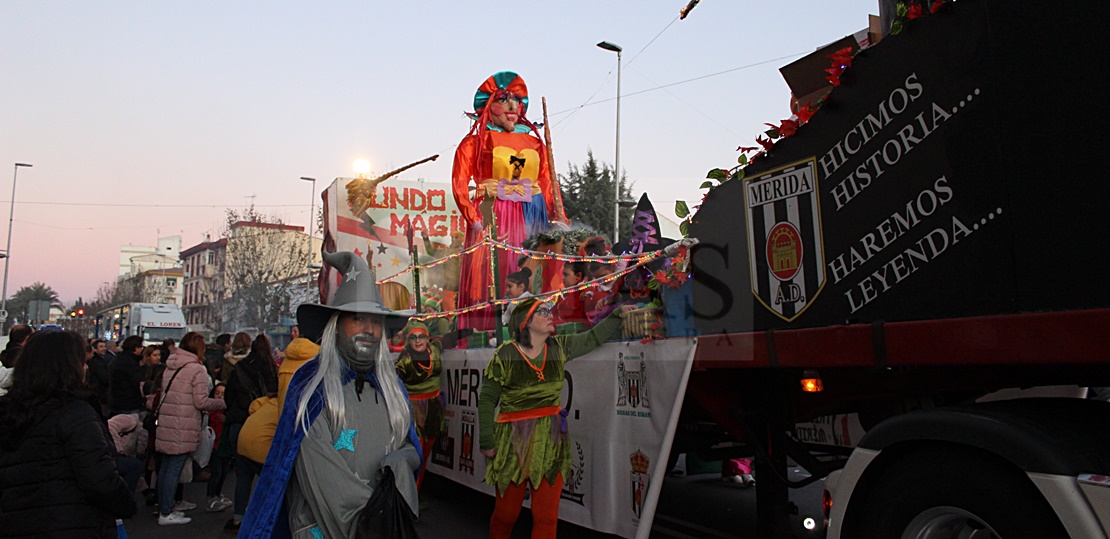 Los niños emeritenses muestran su ilusión a los Reyes en la tarde más mágica del año