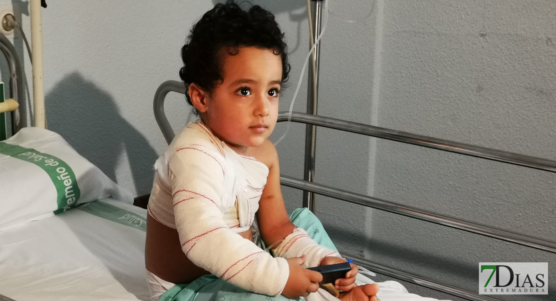 GALERÍA: El CD Badajoz visita a los más pequeños del hospital Materno por Navidad