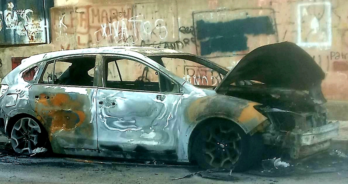 GALERÍA - Así ha quedado el coche calcinado en San Roque (Badajoz)