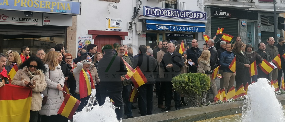 Miembros del PP extremeño se manifiestan contra la investidura de Sánchez