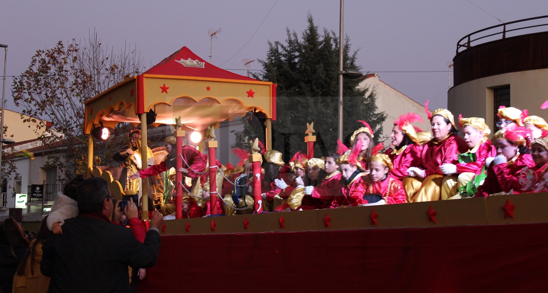 Los niños emeritenses muestran su ilusión a los Reyes en la tarde más mágica del año