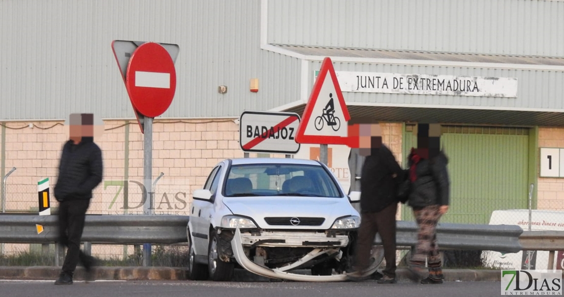 Un turismo se empotra contra una rotonda de acceso a Badajoz