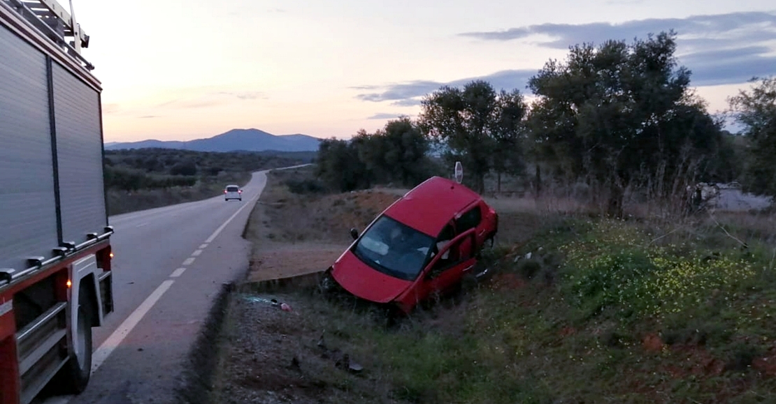 Socorren a una persona atrapada tras accidentarse en la EX-364