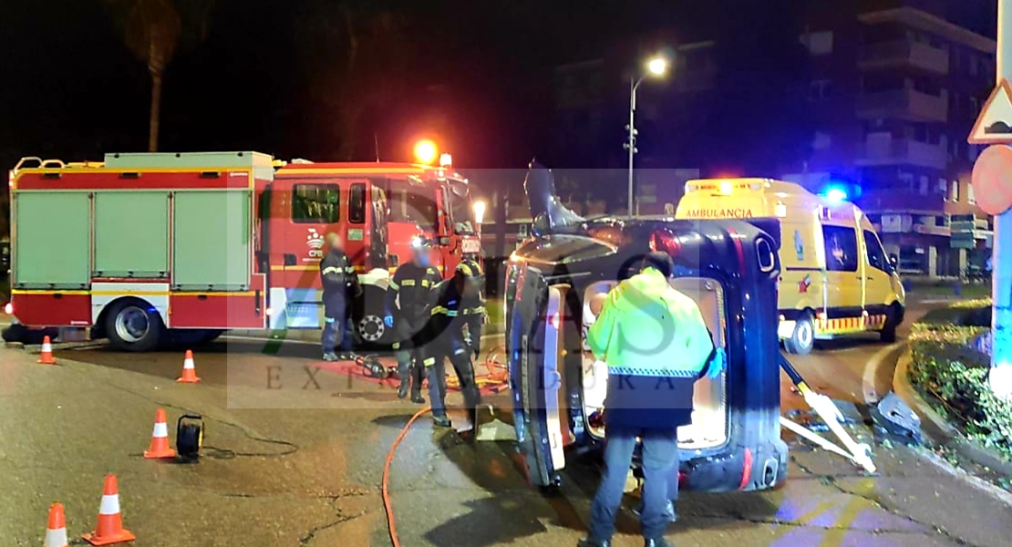 Herido al chocar con su vehículo contra una farola y volcar en Don Benito