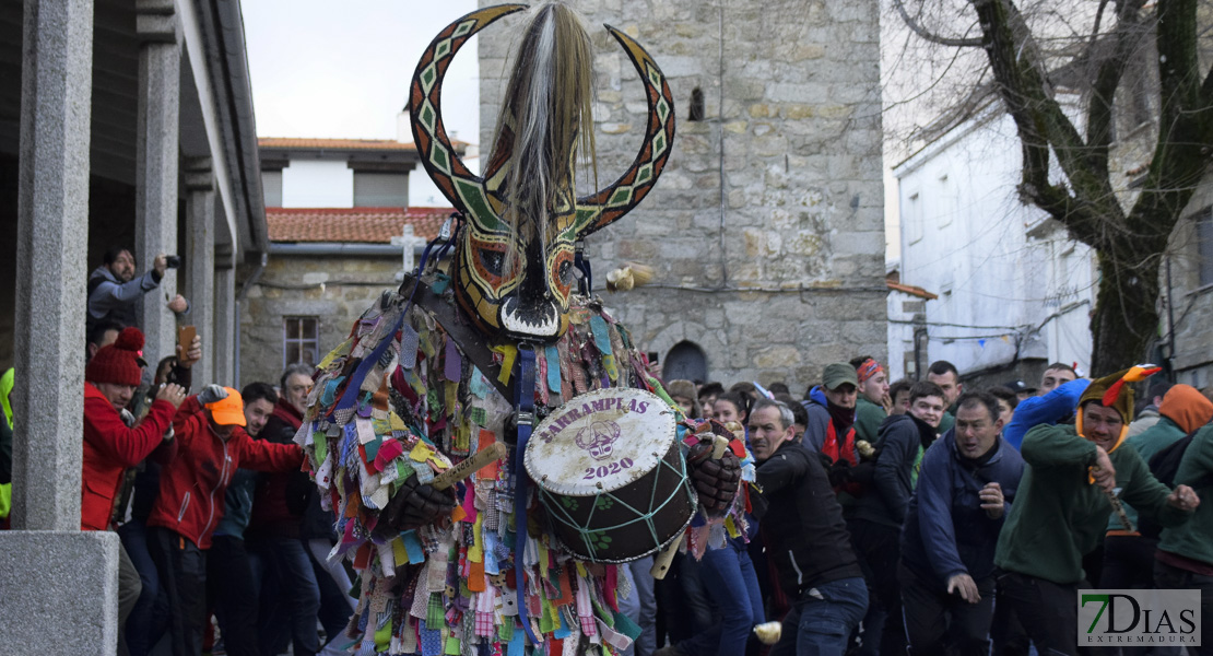 Miles de personas se dan cita en el &#39;Jarramplas 2020&#39;