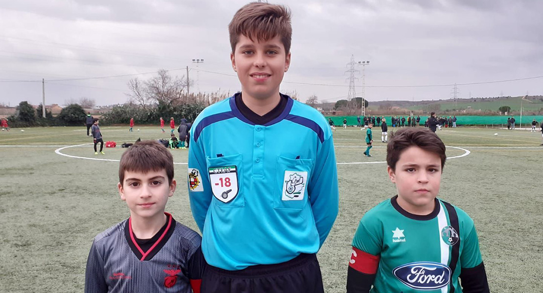 Los árbitros extremeños ya lucen su distintivo de menores de edad