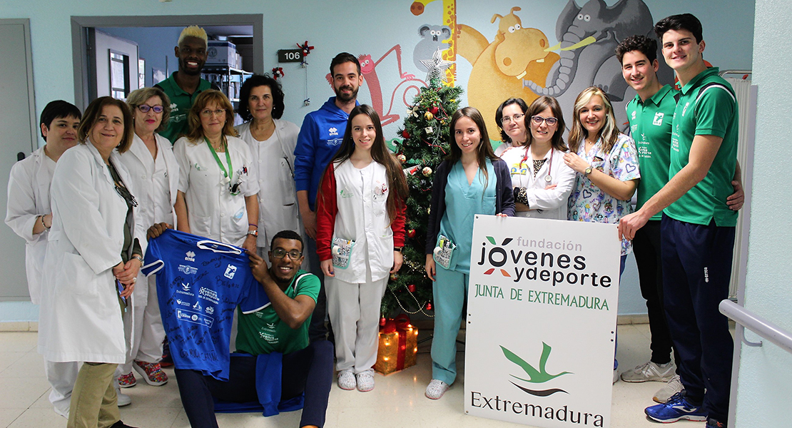 El Cáceres Voleibol muestra su solidaridad a los niños ingresados en el Hospital San Pedro de Alcántara