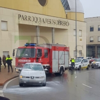 Los Bomberos sofocan un vehículo en llamas en Badajoz