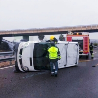 Gran despliegue de medios en un accidente en la A-5 a la altura de Torrefresneda