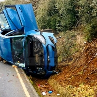 Un coche acaba en la cuneta con una joven atrapada en la BA-160