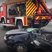 Dos jóvenes graves tras chocar y partir su coche en dos contra un pilar en Madrid