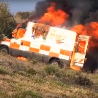 Sale ardiendo una ambulancia de Tenorio que cubría un servicio entre Madrid y Extremadura