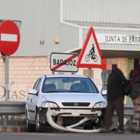 Un turismo se empotra contra una rotonda de acceso a Badajoz