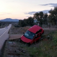 Socorren a una persona atrapada tras accidentarse en la EX-364