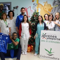 El Cáceres Voleibol visita a los niños ingresados en el Hospital San Pedro de Alcántara
