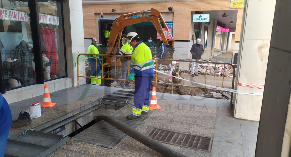 Una rotura de tuberías deja sin luz a parte de Juan Carlos Primero y Santo Domingo