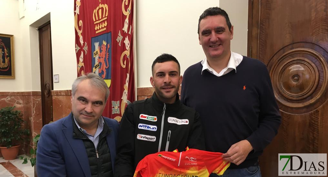 Rubén Tanco muestra orgulloso sus medallas y maillot de campeón de España de pista