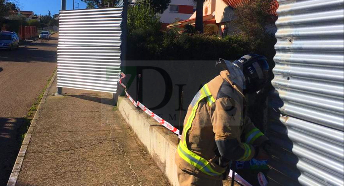 Los Bomberos actúan ante numerosos destrozos causados por el viento en Badajoz