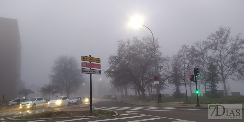 La niebla invade la ciudad pacense